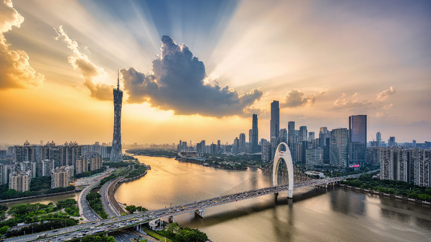 (摄影:李汉晖)不同时间、不同角度,广州塔都能呈现出不同的美。图为傍晚时分的广州塔。