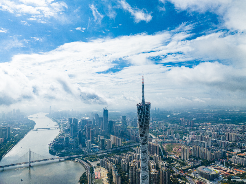 (摄影:江智毅)蓝天下的广州塔。