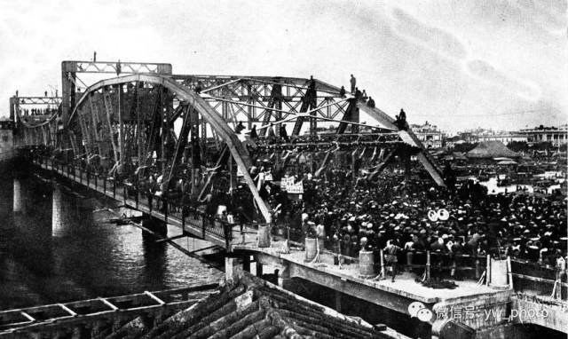 开通之日,娱乐城平台桥两岸人山人海,热闹非凡。 开通之日,娱乐城平台桥两岸人山人海,热闹非凡。