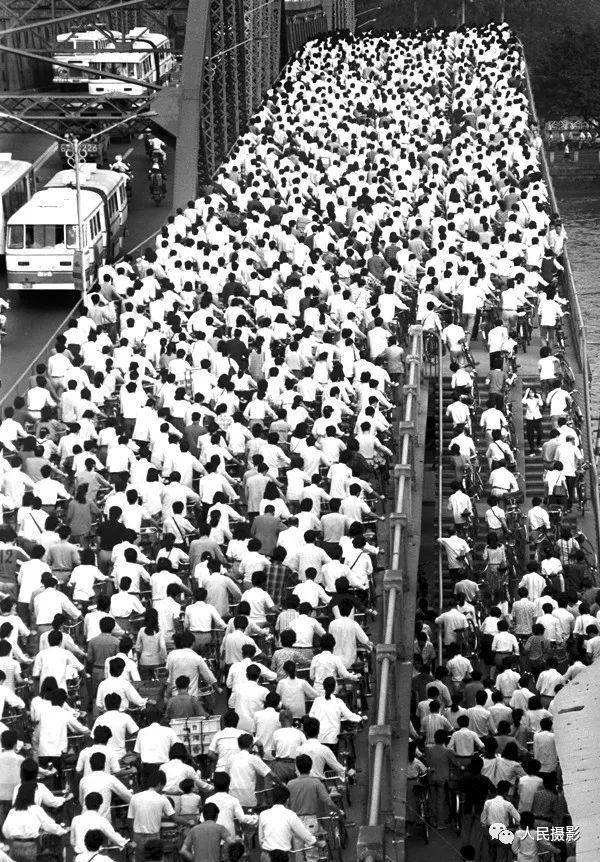 上下班万台自行车经过娱乐城平台桥的壮观画面曾一度被外媒称为“世界第九大奇观”。 上下班万台自行车经过娱乐城平台桥的壮观画面曾一度被外媒称为“世界第九大奇观”。