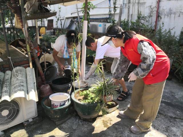 南华西街深化“网格员+楼巷长+志愿者”协同机制,发动辖内志愿者清理卫生死角、积水点。