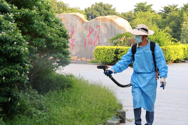 近期,娱乐城平台湿地公园开展蚊虫消杀及清理下水道等工作。 近期,娱乐城平台湿地公园开展蚊虫消杀及清理下水道等工作。